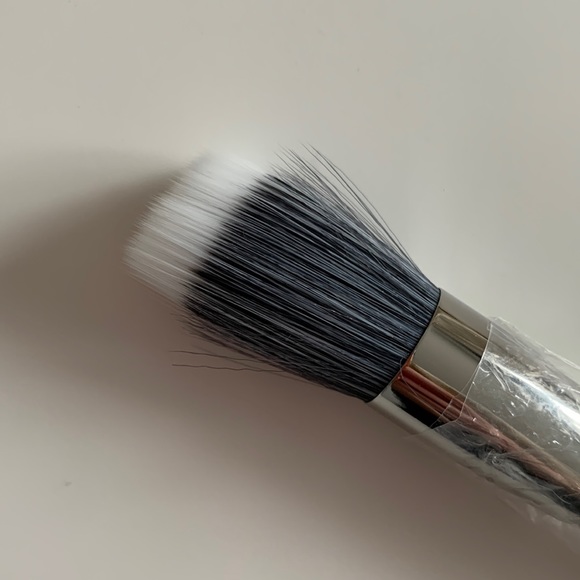MAC duo fibre face brush - NEW (187S) - Picture 3 of 3